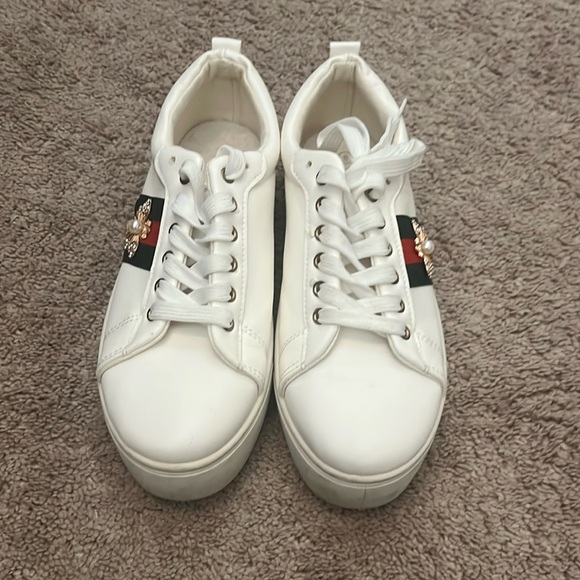 White Sneakers with Green and Red Accents - Size 8 - Picture 8 of 15